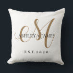 Chic Gold M Monogram Script Name Weduwdate Kussen<br><div class="desc">Chique, modern goud monogrammed bruiloft buitenkussen met uw namen en jaar gevestigd in zwart elegant met de hand geletterd script kalligrafie en klassieke typografie met een gouden M monogram op een witte achtergrond. Voeg eenvoudig uw namen, monogram en jaar hieronder vast. Stijlvol ontwerp en perfecte huwelijkstafel decor. Contacteer me voor...</div>