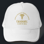 Chic Gold Medical School Afstuderen op maat Trucker Pet<br><div class="desc">Dit chique gouden afstuderen pet voor verpleegkunde of medische school is voorzien van moderne typografie voor een klasse van 2025 afstuderen. Pas je aan met je afstudeerjaar onder het caduceus-symbool voor geweldige gepersonaliseerde verpleegster- of doktersgeschenken.</div>