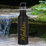 Chic Gold Meisjes Naam Handgeschreven Script Custo Waterfles<br><div class="desc">Een chique gepersonaliseerde gouden monogram roestvrij water fles voor een meisje dat houdt van eenvoudige,  handgeschreven geschenken. Mooi cursief schrift aan de zijkant van je flesje dat jouw naam uitspreekt.</div>