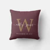Chic Gold Monogram Burgundy Wedding Date Keepslag Kussen (Achterkant)