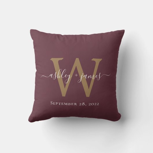 Chic Gold Monogram Burgundy Wedding Date Keepslag Kussen (Achterkant)