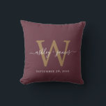 Chic Gold Monogram Burgundy Wedding Date Keepslag Kussen<br><div class="desc">Elegant monogrammed bruiloft keepslag kussen met je namen en trouwdatum in witte handgeschreven, chic script kalligrafie en gouden monogram in moderne typografie op een woeste achtergrond. Voeg gewoon uw namen, monogram en trouwdatum toe. Geweldig geschenk voor een nieuw echtpaar. Exclusief voor u ontworpen door Happy Dolphin Studio. Neem contact met...</div>