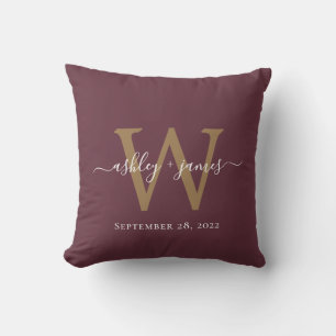 Chic Gold Monogram Burgundy Wedding Date Keepslag Kussen