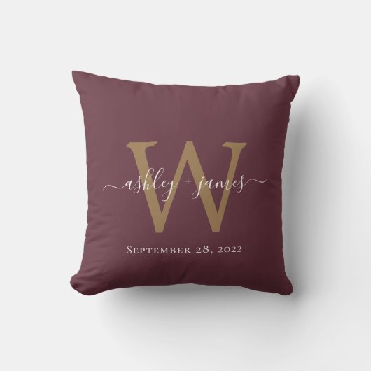Chic Gold Monogram Burgundy Wedding Date Keepslag Kussen (Voorkant)