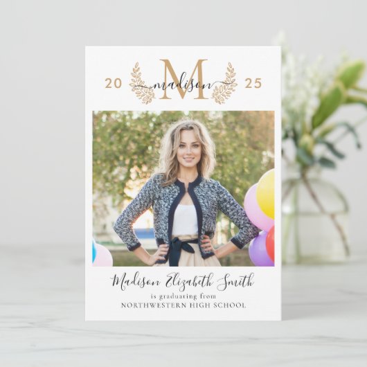 Chic Gold Monogram Girly Script 2 Foto Afstuderen Aankondiging (Staand voorkant)