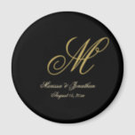 Chic Gold Monogram Script Black Wedding Magneet<br><div class="desc">Deze elegante zwarte douane monogram trouwmagneet zal klasse aan uw gunstgeschenken toevoegen. De sjabloon van het ontwerp van de film is voorzien van de achternaam van de groom monogram initiaal samen met de voornamen van de bruid en de groom en de trouwdatum in faux gold om zich te personaliseren. Bekijk...</div>