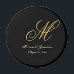 Chic Gold Monogram Script Black Wedding Magneet<br><div class="desc">Deze elegante zwarte douane monogram trouwmagneet zal klasse aan uw gunstgeschenken toevoegen. De sjabloon van het ontwerp van de film is voorzien van de achternaam van de groom monogram initiaal samen met de voornamen van de bruid en de groom en de trouwdatum in faux gold om zich te personaliseren. Bekijk...</div>