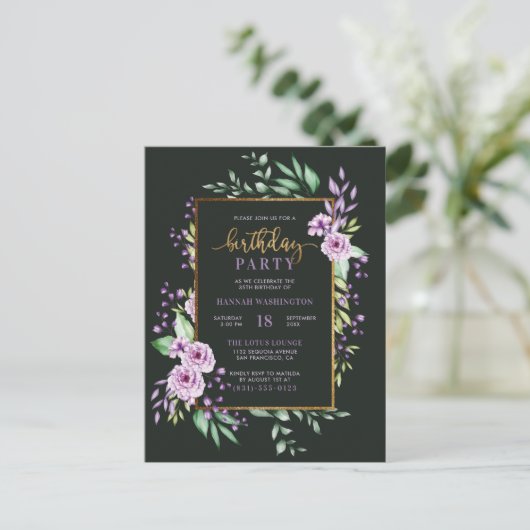 Chic Gold Script Paars Botanical Birthday Party Uitnodiging Briefkaart (Staand voorkant)