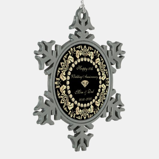 Chic Gold Swirls Diamonds 10th Wedding Jubileum Tin Sneeuwvlok Ornament (Links)