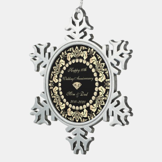 Chic Gold Swirls Diamonds 10th Wedding Jubileum Tin Sneeuwvlok Ornament (Rechts)