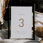 Chic Gold Typography Table Number Kaart<br><div class="desc">Dit chic gold typografietabel nummer is perfect voor een moderne bruiloft. Het eenvoudige ontwerp is voorzien van klassiek minimalistisch goud en witte typografie met een roestachtig boho-gevoel. in elke kleur. Houd het ontwerp minimaal en elegant, zoals het is, of personaliseer het door uw eigen grafiek en kunstwerk toe te voegen....</div>