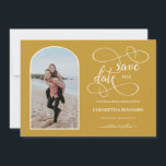 Chic Goud Witte Gebogen Frame Foto Save the Date<br><div class="desc">Moderne en elegante ontwerp gedrukte chic gouden schrift calligrafie gebogen frame trouwfoto save the date die kan worden aangepast met uw tekst. Klik op de "Pas het aan" knop en gebruik onze ontwerp tool om deze template aan te passen. Bekijk de Graphic Art Design winkel voor andere producten die bij...</div>