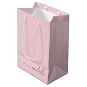Chic Gouden Monogram Naam Script Roze Roze Medium Cadeauzakje (Voorkant Gekanteld)