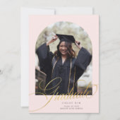 Chic Gouden Script Boog Roze Verloopfoto Afstudere Aankondiging (Voorkant)