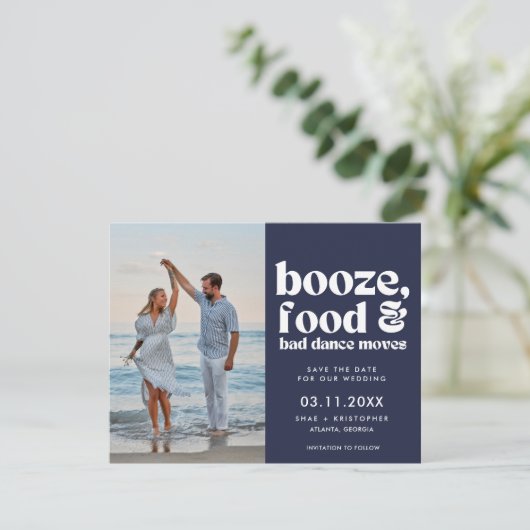 Chic Grappige Trouwfoto Bewaar de Datum Aankondiging (Staand voorkant)