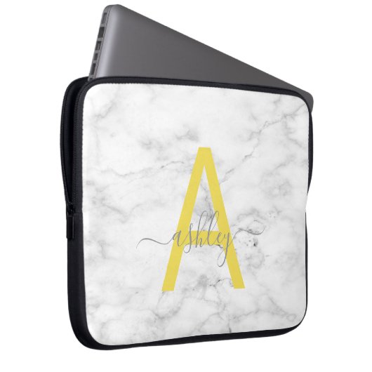 Chic Gray Yellow White Marble Script Name Monogram Laptop Sleeve (Voorkant Rechts)