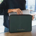 Chic Green Charcoal & Chic Script Naam Monogram Laptop Sleeve<br><div class="desc">Een moderne chique groene houtskool en gouden script kalligrafie naam monogram laptop mouw is perfect.</div>