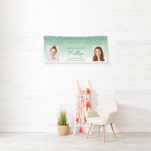 Chic Green Glitter Drip Two Photo Afstuderen Spandoek (Insitu)