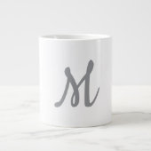 Chic Grey Initiaal Letter Monogram Modern Grote Koffiekop (Voorkant)