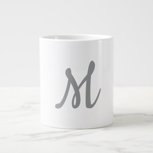 Chic Grey Initiaal Letter Monogram Modern Grote Koffiekop (Voorkant)