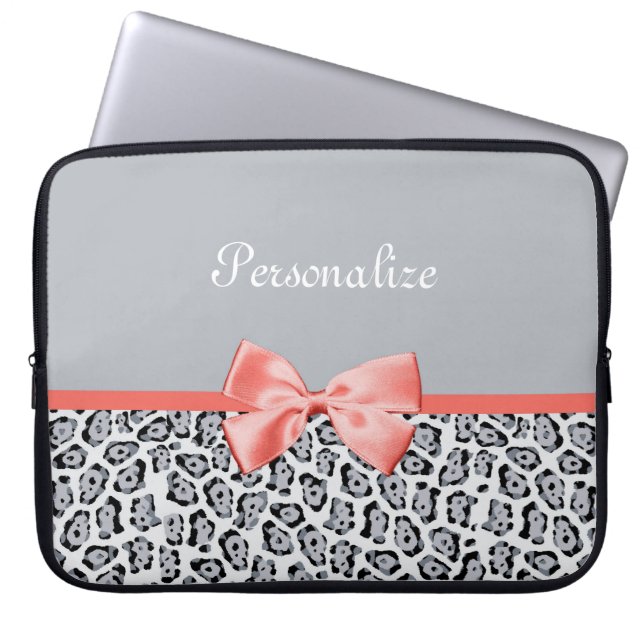 Chic Grey Jaguar print met Coral Bow en naam Laptop Sleeve (Voorkant)