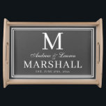 Chic Grey Pas getrouwd Couple Monogram Naam Wedden Dienblad<br><div class="desc">Moderne,  gepersonaliseerde donkergrijze en witte dienblad met de paren voornamen in een kalligrafiekmanuscript,  familiemonogram,  volledige familienaam,  en trouwdatum beschikbaar in klantgerichte sjablonen. Een stijlvol,  elegant nieuw geschenk voor de bruid en bruidegom met een persoonlijke aanraking op maat.</div>