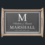 Chic Grey Pas getrouwd Couple Monogram Naam Wedden Dienblad<br><div class="desc">Moderne,  gepersonaliseerde donkergrijze en witte dienblad met de paren voornamen in een kalligrafiekmanuscript,  familiemonogram,  volledige familienaam,  en trouwdatum beschikbaar in klantgerichte sjablonen. Een stijlvol,  elegant nieuw geschenk voor de bruid en bruidegom met een persoonlijke aanraking op maat.</div>