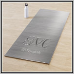 Chic grijs geborsteld metallisch script voor aange yogamat<br><div class="desc">Dit stijlvolle 2 kleurenmonogram in grijs en geborsteld metallisch — heeft ook uw voornaam in manuscript AND op de rug, als u dit wenst, een tekstblok voor jouw naam /adres/e-mail als dit ooit achter wordt verlaten - anders kan elimineren. Elegant voor je lessen of als geschenk. Alle ontwerpvragen, alleen e-mail...</div>