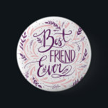 Chic Hand Lettered Beste Vriend Ooit Typografie Ronde Button 5,7 Cm<br><div class="desc">Chic Hand Lettered Best Friend Ever Design met Fun Blush Light Pink & Wine Bourgogne hand getrokken bladeren, twijgen en dot-elementen en met de hand geborsteld script belettering trendy typografie. Geweldig cadeau voor je beste vriend ooit! Aangepaste Button! ~ Bekijk mijn winkel om de hele suite te zien voor dit...</div>
