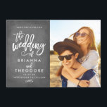 Chic Hand Lettered Chalkboard sparen de Foto van d Save The Date<br><div class="desc">Deze elegante en moderne foto sparen de datumkaart kenmerkt een mooie borstel-manuscript doopvont op een faux achtergrond van het karton. Bezoek de winkel om de rest van het collectie te zien van de Chic Typography Gold-suite.</div>