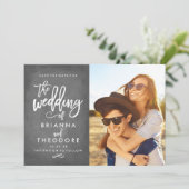 Chic Hand Lettered Chalkboard sparen de Foto van d Save The Date (Staand voorkant)