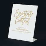 Chic Hand Lettered Gold Signature Cocktail Menu Pe Reclamebord Met Voetstuk<br><div class="desc">Pas dit menu van de handtekeningscocktail met uw eigen tekst aan.</div>