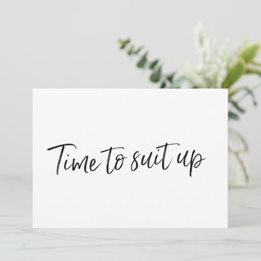 Chic Hand lettered "Time to suit" (Staand voorkant)