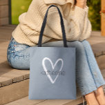 Chic Heart, aangepast usty Blue Tote Bag<br><div class="desc">Deze stoffige blauwe canvas tas is gepersonaliseerd met jouw naam in een eenvoudig lettertype boven een groot wit hart. Ideaal voor jezelf,  voor je bruidsmeisjes,  boekenclub,  cadeau voor afstuderen,  verjaardagscadeau,  cadeau van de leraar of elke andere gelegenheid. Meer kleuren in onze winkel.</div>