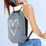 Chic Heart, aangepast usty Blue Trekkoord Rugzakje<br><div class="desc">Deze stoffige blauwe lichtgewicht touwtas is gepersonaliseerd met jouw naam in een eenvoudig lettertype boven een groot wit hart. Ideaal voor jezelf,  voor je bruidsmeisjes,  boekenclub,  cadeau voor afstuderen,  verjaardagscadeau,  cadeau van de leraar of elke andere gelegenheid. Meer kleuren en objecten in onze winkel.</div>