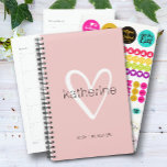 Chic Heart Blush Pink Weekelijks Maandelijks Niet- Planner<br><div class="desc">Deze wazige roze planner is gepersonaliseerd met jouw naam in een eenvoudig lettertype boven een groot wit hart. Ideaal voor jezelf of een geweldig cadeau voor elke gelegenheid. Meer kleuren en design in onze winkel.</div>