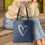 Chic Heart Navy Blue Tote Bag<br><div class="desc">Deze marineverblauwe canvas tas is gepersonaliseerd met jouw naam in een eenvoudig lettertype boven een groot wit hart. Ideaal voor jezelf,  voor je bruidsmeisjes,  boekenclub,  cadeau voor afstuderen,  verjaardagscadeau,  cadeau van de leraar of elke andere gelegenheid. Meer kleuren in onze winkel.</div>