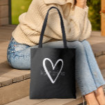 Chic Heart - persoonlijk - zwart Tote Bag<br><div class="desc">Deze zwarte canvas tas is gepersonaliseerd met jouw naam in een eenvoudig lettertype boven een groot wit hart. Ideaal voor jezelf,  voor je bruidsmeisjes,  boekenclub,  cadeau voor afstuderen,  verjaardagscadeau,  cadeau van de leraar of elke andere gelegenheid. Meer kleuren in onze winkel.</div>