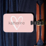 Chic Heart persoonlijke Blush roze Bagagelabel<br><div class="desc">Dit wazige roze bagagelabel is gepersonaliseerd met jouw naam in een eenvoudig lettertype boven een groot wit hart. Ideaal voor jezelf,  voor je bruidsmeisje,  boekenclub,  cadeau voor afstuderen,  verjaardagscadeau,  cadeau van de leraar,  reisliefhebber of voor elke gelegenheid. Punten en meer kleuren in onze winkel aanpassen.</div>