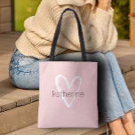 Chic Heart persoonlijke Blush roze Tote Bag<br><div class="desc">Deze wazige roze canvas tas is gepersonaliseerd met jouw naam in een eenvoudig lettertype boven een groot wit hart. Ideaal voor jezelf,  voor je bruidsmeisjes,  boekenclub,  cadeau voor afstuderen,  verjaardagscadeau,  cadeau van de leraar of elke andere gelegenheid. Meer kleuren in onze winkel.</div>
