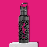 Chic Hot Pink Naam op Zebra Print Waterfles<br><div class="desc">Een stijlvolle zwarte waterfles heeft een patroon van zwarte zebrastrepen print geaccentueerd met jouw naam in hete roze chique belettering verticaal afgedrukt op de voorkant. Creëer voor jezelf of geef als cadeau.</div>