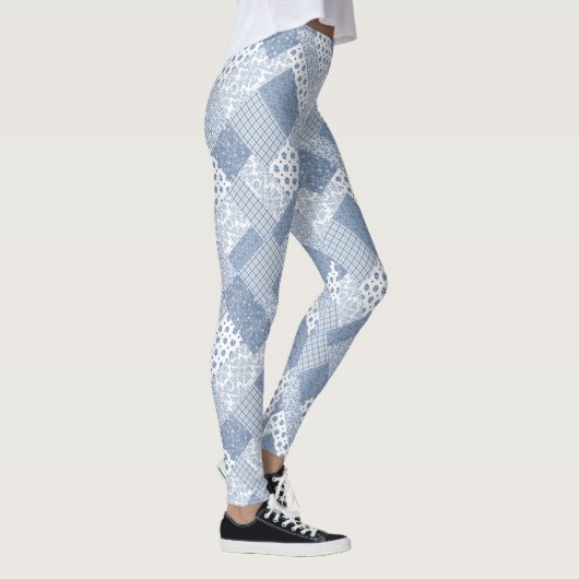 Chic Indigo Blue en White Faux Patchwork Pattern Leggings (Rechts)
