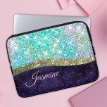 Chic Iridescent paars-blauwe faux-monogram Laptop Sleeve<br><div class="desc">, elegante, girale, zilverkleurige en iriserende faux-glitter in een eenhoorn, regenboog, blauwgroen, aqua, paars blauw tot creëer een speciale, stijlvolle laptop. Voeg wat stijl aan uw kantoor, bureau, of persoonlijke ruimte met een Chic en stijlvolle douanenaam en monogram de hoes van de Laptop toe. personaliseer het met een manuscriptnaam en...</div>