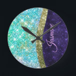 Chic Iridescent paars-blauwe faux-monogram Ronde Klok<br><div class="desc">Eenvoudig aan te passen aan deze trendy, knijpende Luxury Wall Clock-ontwerp met elegant girale zilver en elegant faux glitter in eenhoorn, regenboog, blauwgroen, aqua, paars blauw kleurenontwerp. Dit maakt de perfecte liefhebbende 16 verjaardag, bruiloft, vrijgezellenfeest, verjaardagsdag, baby shower of vrijgezellenfeest voor iemand die van luxe glam en stijl houdt. Show...</div>