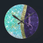 Chic Iridescent paars-blauwe faux-monogram Ronde Klok<br><div class="desc">Eenvoudig aan te passen aan deze trendy, knijpende Luxury Wall Clock-ontwerp met elegant girale zilver en elegant faux glitter in eenhoorn, regenboog, blauwgroen, aqua, paars blauw kleurenontwerp. Dit maakt de perfecte liefhebbende 16 verjaardag, bruiloft, vrijgezellenfeest, verjaardagsdag, baby shower of vrijgezellenfeest voor iemand die van luxe glam en stijl houdt. Show...</div>