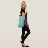 Chic Iridescent paars-blauwe faux-monogram Tote Bag (Op model)