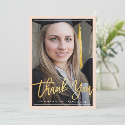 Chic Ivory Gold Script Afstuderen Foto Hartelijk d Aankondiging (Staand voorkant)