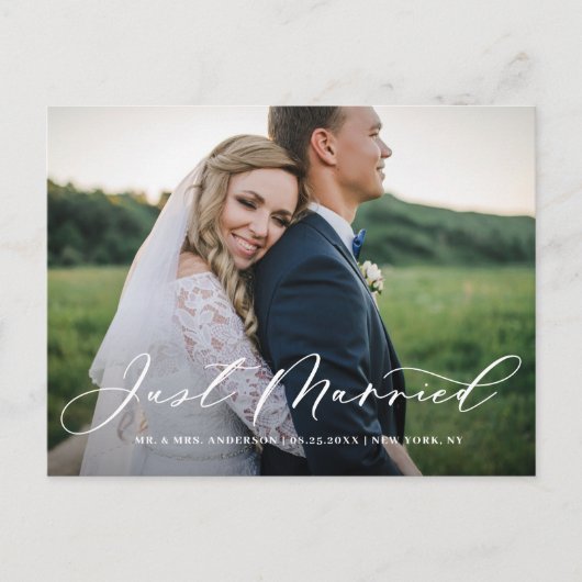 Chic Just Married Calligraphy Overlay Foto Aankondigingskaart (Voorkant)