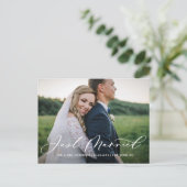 Chic Just Married Calligraphy Overlay Foto Aankondigingskaart (Staand voorkant)