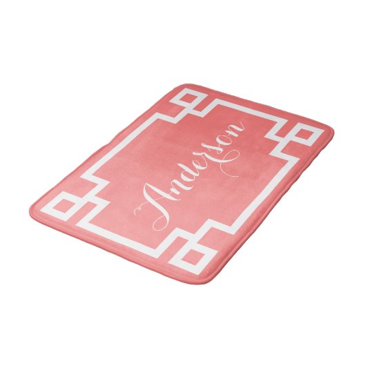Chic Koraal en Wit Grieks Key Custom Monogram Badmat (Gekanteld)